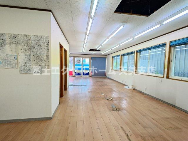 なかもず駅前ビルのロビー
