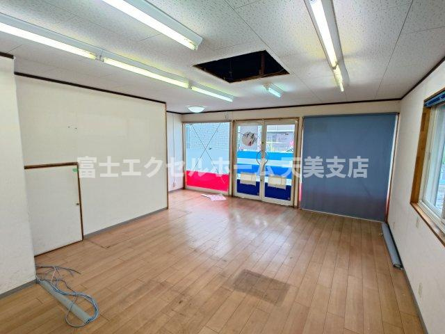 なかもず駅前ビルの居間・リビング