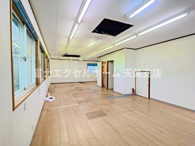 なかもず駅前ビルの内装