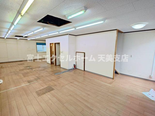 なかもず駅前ビルの内装