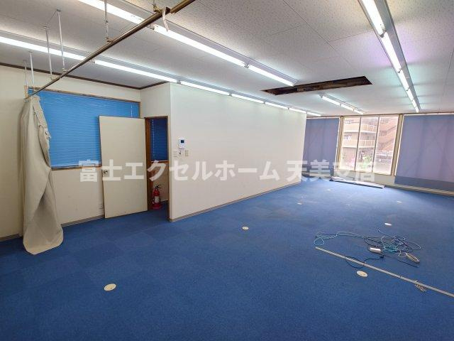 なかもず駅前ビルのロビー