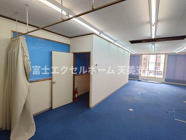 なかもず駅前ビルのロビー