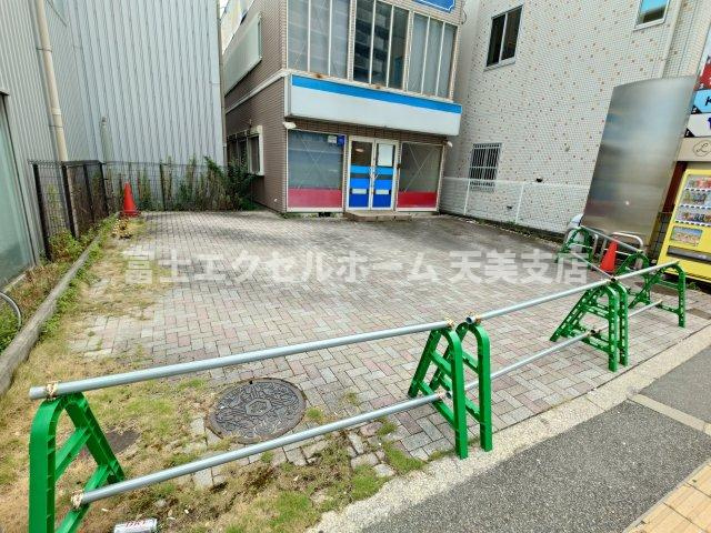 なかもず駅前ビルの駐車場