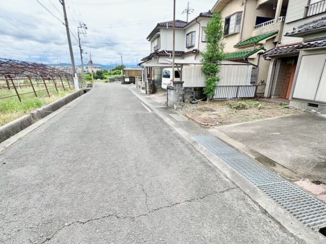 岩出市岡田　中古一戸建ての前面道路含む現地写真