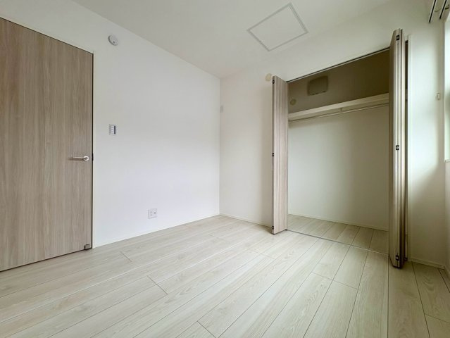 「駐車4台可能」高知市朝倉西町6　新築一戸建ての洋室|ハンガーパイプ付きクローゼットを完備した洋室。丈の長い衣類もシワなくすっきりしまえます。
