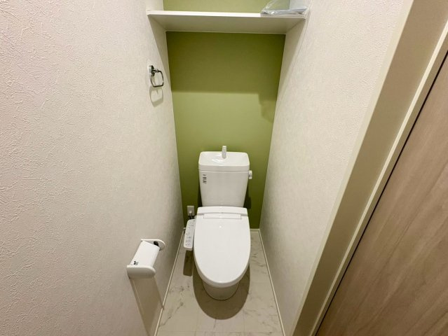 「駐車4台可能」高知市朝倉西町6　新築一戸建てのトイレ|爽やかなグリーンのアクセントクロスが印象的なトイレ。清潔感があり居心地の良い空間です。