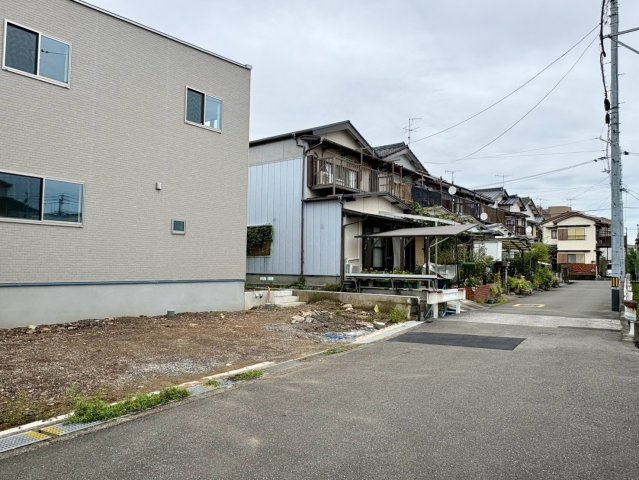 「駐車4台可能」高知市朝倉西町6　新築一戸建ての前面道路含む現地写真|駐車もスムーズに行える前面道路。周辺は落ち着いた閑静な住宅街で、子育て世帯にも安心の環境です。