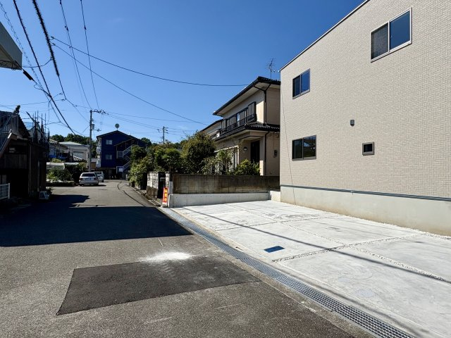 「駐車4台可能」高知市朝倉西町6　新築一戸建ての前面道路含む現地写真|見通しが良く車の出し入れもしやすい前面道路。交通量も穏やかで、小さなお子様の通学も安心です。