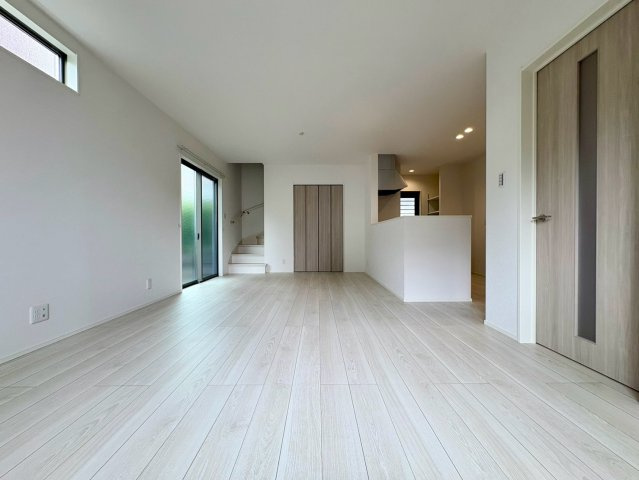 「駐車4台可能」高知市朝倉西町6　新築一戸建ての居間・リビング|大きな窓から心地よい光が差し込む広々LDK。インテリアが映える明るくナチュラルな内装です。