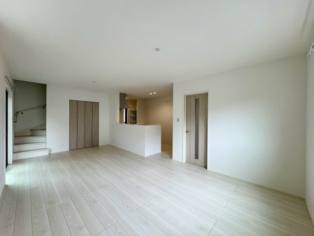 「駐車4台可能」高知市朝倉西町6　新築一戸建ての居間・リビング|自然光が心地よい開放感あふれる広々LDK。家族みんながゆったりと団らんを楽しめる憩いの空間です。