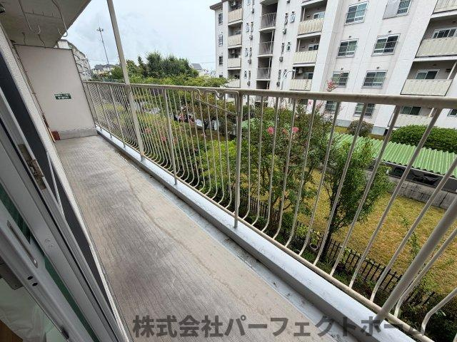 藤阪ハイツD6棟のバルコニー|外からの目が気にならないバルコニーで洗濯物が干せます