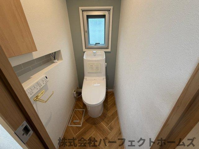 藤阪ハイツD6棟のトイレ|落ち着いた色調のトイレです