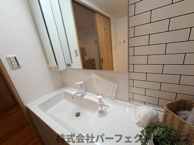 藤阪ハイツD6棟の独立洗面台|独立洗面台、小物を置くことができて便利です