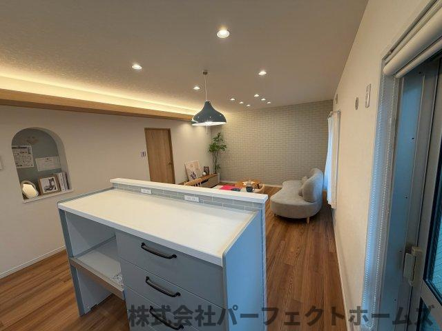 藤阪ハイツD6棟の居間・リビング|こちらのリビングで趣味の時間をお楽しみください