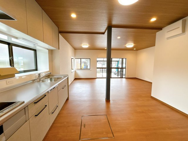 山口市吉敷赤田１丁目　戸建ての居間・リビング|LDKは、南向きに窓が付いており明るく開放的です。
