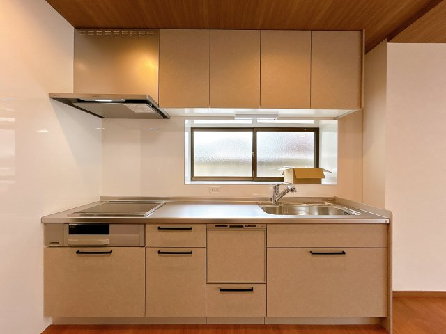 山口市吉敷赤田１丁目　戸建てのキッチン|幅約255cmの広々キッチンです。
