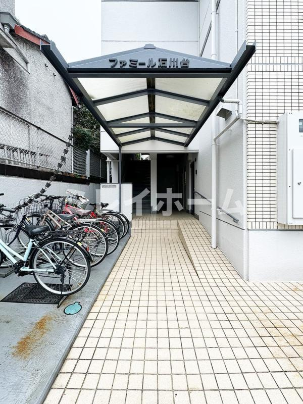 ファミール石川台のエントランス