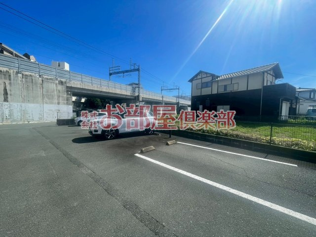 アンプルール　A棟の駐車場|車をお持ちの方に嬉しい駐車場付きの物件です