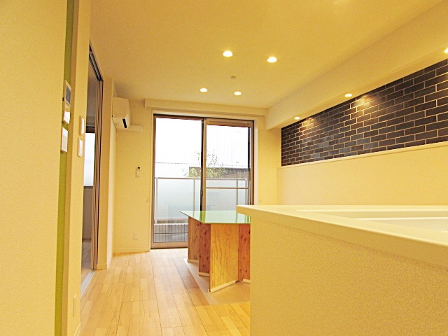 EAST VILLA 逆瀬川の居間・リビング