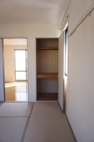 ひたちなか市高場３丁目のアパートの居間・リビング|和室・収納