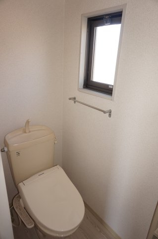 ひたちなか市高場３丁目のアパートのトイレ|ウォシュレット付きトイレ・窓付き