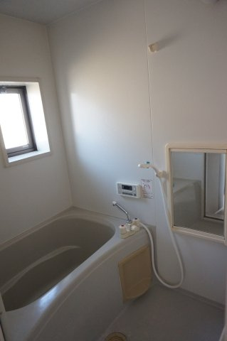 ひたちなか市高場３丁目のアパートの浴室|追焚き付きバス・窓付き