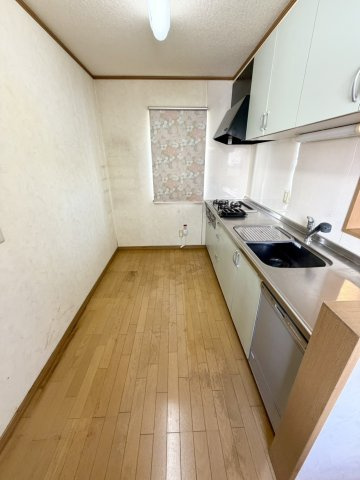 篠路9条3丁目6-1のキッチン|冷蔵庫や棚を置いても圧迫感のないスペース♪