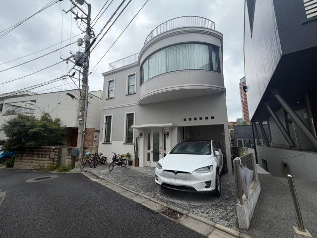 港区元麻布　中古戸建の前面道路含む現地写真