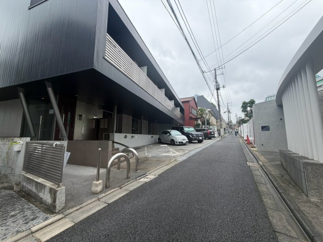 港区元麻布　中古戸建の前面道路含む現地写真