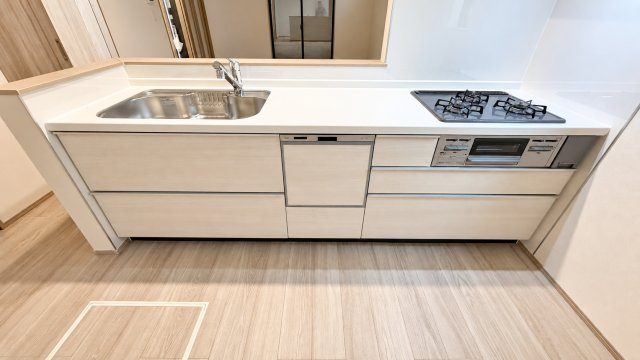 足立区青井6丁目新築戸建て【全2棟】のキッチン|お料理をしながら家族との会話も楽しめる、つながりを感じるカウンターキッチンです。