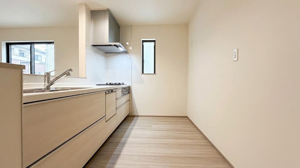足立区青井6丁目新築戸建て【全2棟】のキッチン|ゆとりあるキッチンスペース。収納家具を置いても動きやすい家事動線が魅力です。