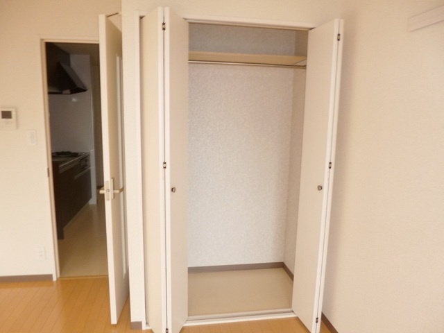 リリックコートハイビスカスの収納|クローゼットタイプの収納で洋服がかけれます！