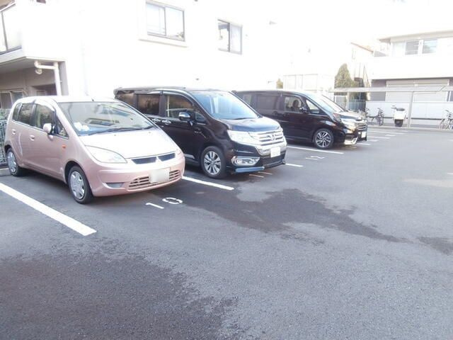 ヴィクトワール　弐番館の駐車場