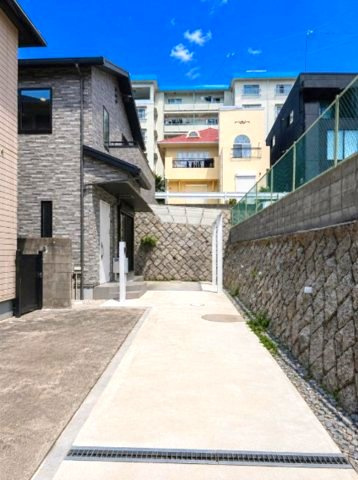 鶴甲2丁目の駐車場|3台が駐車できる、専用通路のある住居
