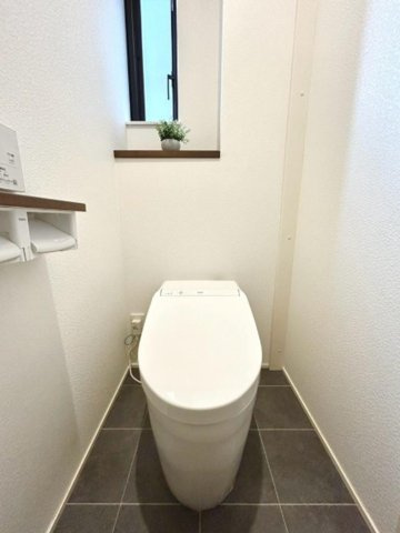 鶴甲2丁目のトイレ|タンクレストイレ、ウォシュレット付き　換気用に換気扇はもちろん、窓も着いているので常に快適です
