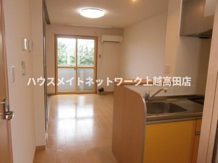 タウンコートくろい駅東 Ⅲの居間・リビング|ＬＤＫ11.0帖（部分的参考206号室反転室内写真）