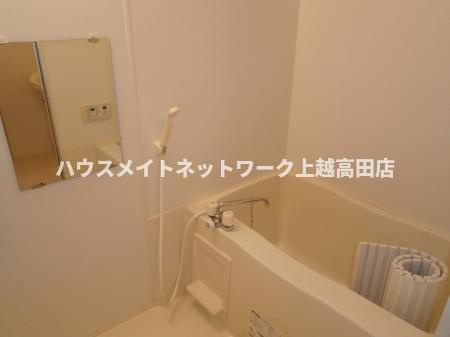 タウンコートくろい駅東 Ⅲの浴室|追焚機能付（部分的参考206号室反転室内写真）