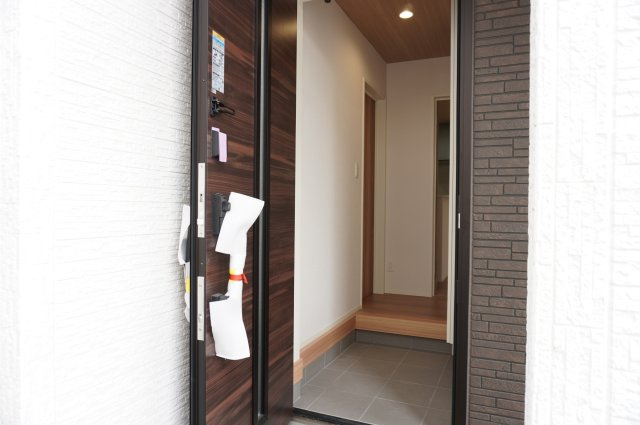 草加市草加5丁目 新築分譲住宅 全2棟 2号棟の玄関