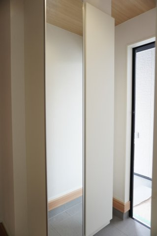 草加市草加5丁目 新築分譲住宅 全2棟 2号棟の玄関|シューズボックス