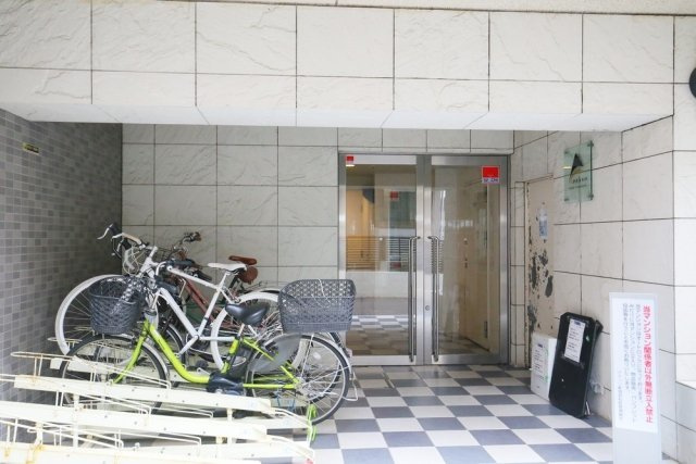 アデッソ新宿若松町のエントランス
