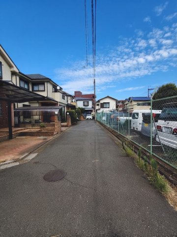 中古戸建の前面道路含む現地写真
