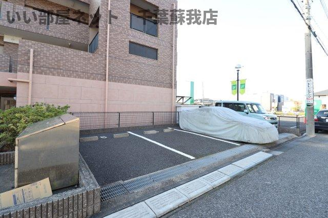 サン・ビルの駐車場|駐車場があるので、車を買う予定の方も安心です