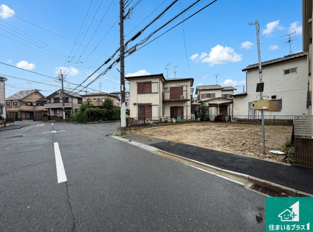羽曳野市郡戸　新築一戸建ての前面道路含む現地写真|周辺は落ち着いた街並みの住宅地！子育てがしやすい住環境です！まだ未完成ですが、現地でしかわからない事もございます。是非一度ご覧ください。