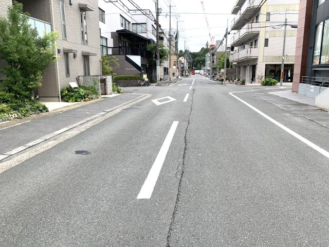 京都市北区上賀茂高縄手町　中古テラスハウスの前面道路含む現地写真