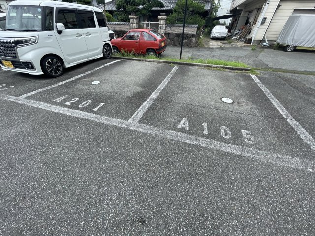 ソフィア清水A棟の駐車場