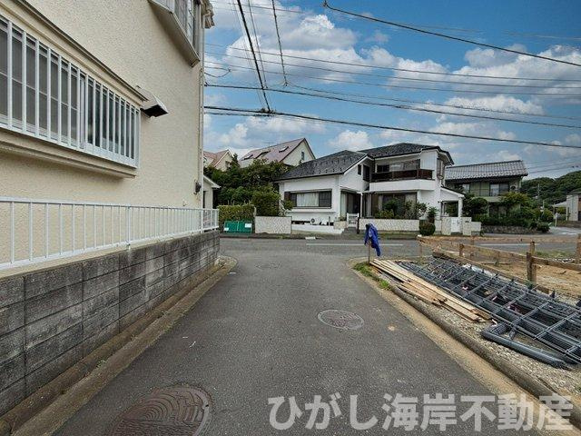 茅ヶ崎市松風台　新築戸建　全２棟の前面道路含む現地写真|9月5日撮影　建築中　現地外観