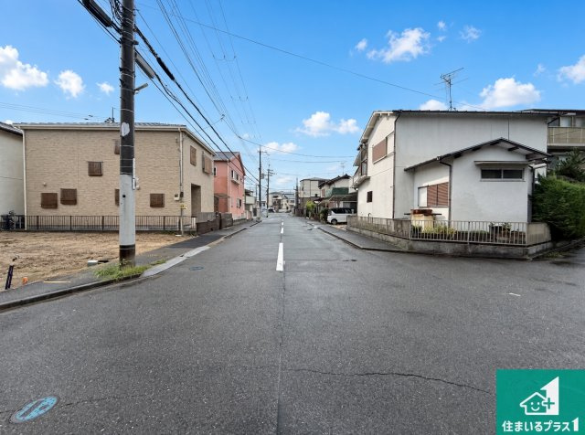 羽曳野市郡戸　新築一戸建ての前面道路含む現地写真|周辺は落ち着いた街並みの住宅地！子育てがしやすい住環境です！まだ未完成ですが、現地でしかわからない事もございます。是非一度ご覧ください。