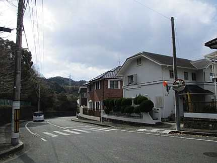 佐伯区美鈴が丘東1丁目中古戸建の前面道路含む現地写真
