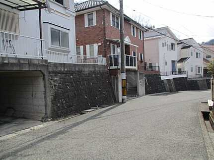 佐伯区美鈴が丘東1丁目中古戸建の前面道路含む現地写真
