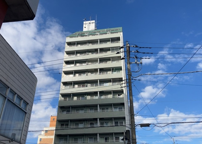 【外観】 | フレックス西八王子 | 外観はマンション管理がされているかの目安になります。築年数が古いと、壁面は劣化してひび割れが生じることも！建物が古びていても細かいところが修繕されていると、きちんと管理されているなぁと感じるでしょう。
